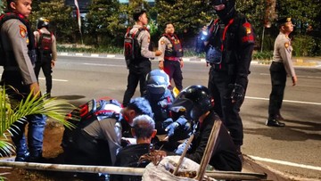 Brimob Polda Metro Evakuasi Korban Kecelakaan saat Patroli di Jakut