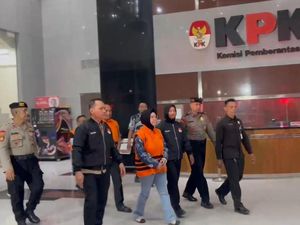 KPK Tahan Bupati Sukoharjo Etik Suryani