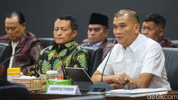 Febrie Adriansyah Ditetapkan Tersangka, Polri Limpahkan Tiga Perkara ke Plt Jampidsus Pelaksana Tugas Jaksa Agung Muda Tindak Pidana Khusus (Jampidsus) Rudi Margono (kanan) bersama Ketua Komisi III DPR RI Habiburokhman (kiri) memberikan keterangan pers di Gedung Utama Kejaksaan Agung, Jakarta, Sabtu (11/7/2026).Sebelumnya, Jaksa Agung ST Burhanuddin menunjuk Rudi Margono sebagai Plt. Jampidsus.