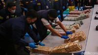 Emas 74 Kg dan Valas Dipamerkan Polisi, Tersangka Kasus Korupsi Masih Didalami