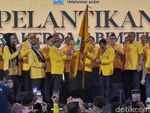 Lantik Pengurus Aceh, Bahlil Ungkap Golkar Dukung Prabowo hingga Selesai