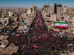 Khamenei Dimakamkan, Babak Baru Konflik Iran-AS Dimulai