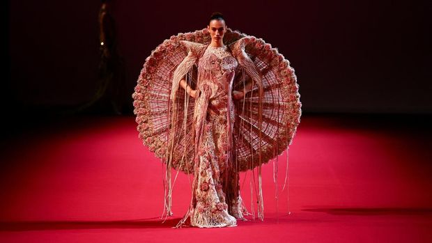 Manish Malhotra Membawa India ke Panggung Couture Paris A model presents a creation by designer Manish Malhotra as part of his Haute Couture Fall/Winter 2026-2027 collection show in Paris, France, July 8, 2026. REUTERS/Sarah Meyssonnier