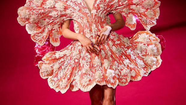 Manish Malhotra Membawa India ke Panggung Couture Paris A model presents a creation by designer Manish Malhotra as part of his Haute Couture Fall/Winter 2026-2027 collection show in Paris, France, July 8, 2026. REUTERS/Sarah Meyssonnier TPX IMAGES OF THE DAY