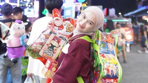 Melody Laksani Happy Banget Gembol Tas-tas Snack Jumbo