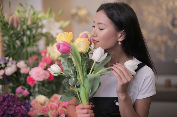 Mencium aroma bunga, salah satu Kebiasaan Slowmaxxing/Foto: Pexels.com/Andrea Piacquadio Mencium aroma bunga merupakan kebiasaan slowmaxxing yang membantu meningkatkan kesadaran terhadap lingkungan, mengurangi stres, dan membuat tubuh serta pikiran lebih rileks.