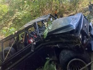 Mobil Hilang Kendali di Tanjakan Polman Masuk Jurang, 3 Penumpang Luka