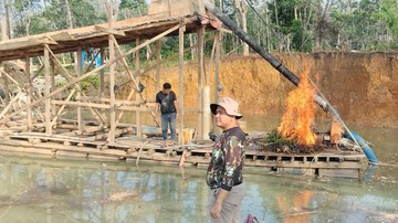 Polisi Tertibkan Tambang Emas Ilegal di Kuansing, 9 Rakit Dibakar