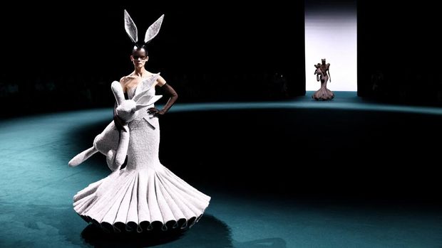 Robert Wun Mengajak Couture Bermain Lagi Desainer Robert Wun mempresentasikan karya bertajuk Childsplay. Dia ingin mengajak penikmat fashion kembali merasakan kegembiraan dalam couture.