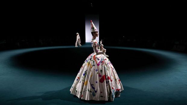 Robert Wun Mengajak Couture Bermain Lagi Desainer Robert Wun mempresentasikan karya bertajuk Childsplay. Dia ingin mengajak penikmat fashion kembali merasakan kegembiraan dalam couture.