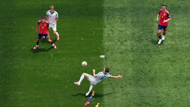 Soccer Football - FIFA World Cup 2026 - Quarter Final - Spain v Belgium - Los Angeles Stadium, Inglewood, California, U.S. - July 10, 2026 Belgium's Maxim De Cuyper in action with Spain's Pedro Porro REUTERS/Kai Pfaffenbach