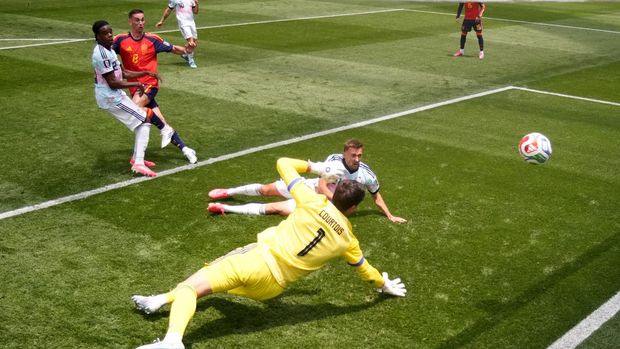 Spanyol vs Belgia Soccer Football - FIFA World Cup 2026 - Quarter Final - Spain v Belgium - Los Angeles Stadium, Inglewood, California, U.S. - July 10, 2026 Spain's Fabian Ruiz scores their first goal past Belgium's Thibaut Courtois REUTERS/Hannah Mckay