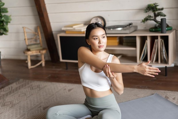 Stretching secara berkala, salah satu kebiasaan slowmaxxing/Foto: Magnific.com/benzoix Stretching secara berkala merupakan kebiasaan slowmaxxing yang membantu meredakan ketegangan otot, melancarkan sirkulasi darah, dan menenangkan sistem saraf.