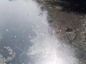 Warga Kopo Serang Keluhkan Sungai Cibeureum Jadi Bau Comberan
