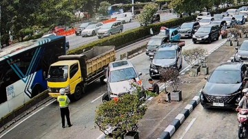 Tabrakan 2 Mobil Minibus di Slipi Arah Tomang, Lalin Macet