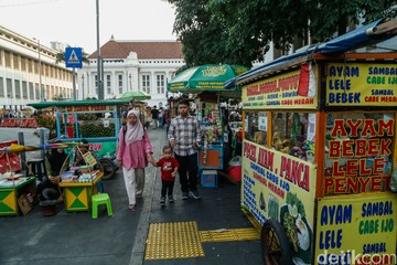 Trotoar Kota Tua Dipenuhi PKL, Akses Pejalan Kaki Menyempit di Akhir Libur Sekolah