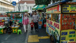 Trotoar Kota Tua Dipenuhi PKL, Akses Pejalan Kaki Menyempit di Akhir Libur Sekolah
