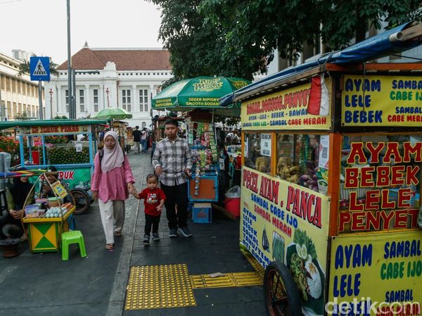 Trotoar Kota Tua Dipenuhi PKL, Akses Pejalan Kaki Menyempit di Akhir Libur Sekolah