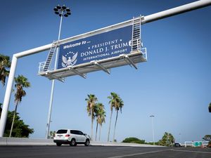 Video: Trump Mengaku Terhormat, Bandara di Florida Resmi Pakai Namanya