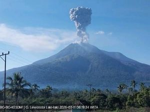 Gunung Lewotobi Kembali Meletus Pagi Ini, Tinggi Kolom Abu 1.000 Meter