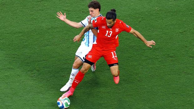Soccer Football - FIFA World Cup 2026 - Quarter Final - Argentina v Switzerland - Kansas City Stadium, Kansas City, Missouri, U.S. - July 11, 2026 Switzerland's Ricardo Rodriguez in action with Argentina's Julian Alvarez REUTERS/Albert Gea