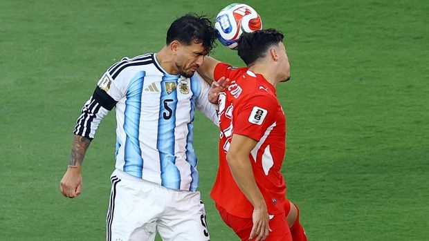 Soccer Football - FIFA World Cup 2026 - Quarter Final - Argentina v Switzerland - Kansas City Stadium, Kansas City, Missouri, U.S. - July 11, 2026 Argentina's Leandro Paredes in action with Switzerland's Fabian Rieder REUTERS/Albert Gea