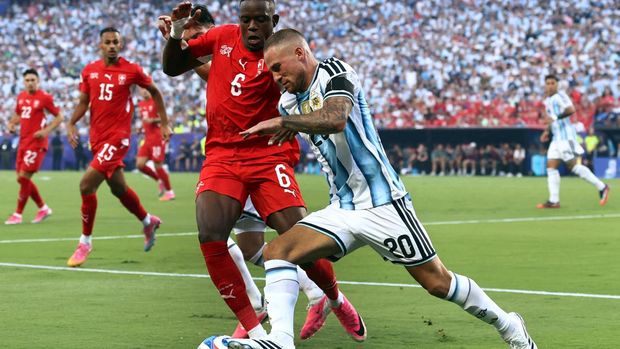 Soccer Football - FIFA World Cup 2026 - Quarter Final - Argentina v Switzerland - Kansas City Stadium, Kansas City, Missouri, U.S. - July 11, 2026 Argentina's Alexis Mac Allister in action with Switzerland's Denis Zakaria REUTERS/Amanda Perobelli