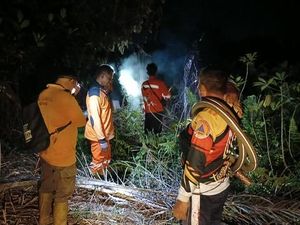 Karhutla Kebun Sawit, Petugas BPBD Kobar Padamkan Api di Kegelapan