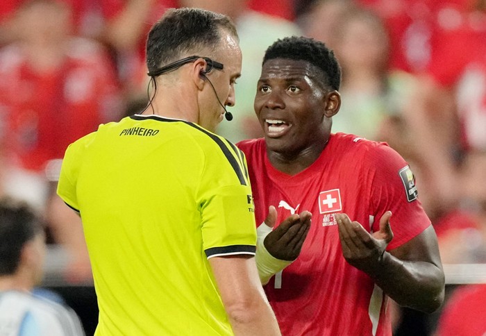 Soccer Football - FIFA World Cup 2026 - Quarter Final - Argentina v Switzerland - Kansas City Stadium, Kansas City, Missouri, U.S. - July 11, 2026 Switzerlands Breel Embolo remonstrates with referee Joao Pedro Silva Pinheiro IMAGN IMAGES via Reuters