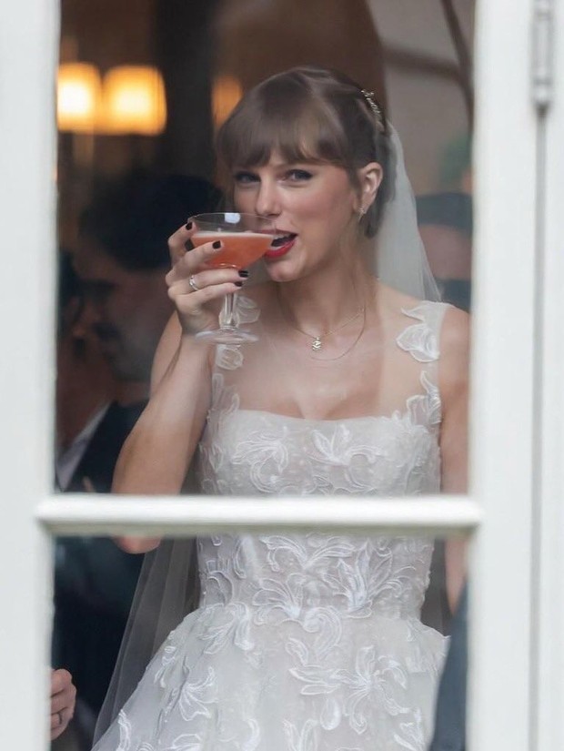 Busana dalam pernikahan Taylor Swift menjadi sorotan karena dirancang khusus oleh Christian Dior Haute Couture, lengkap dengan sepatu Christian Louboutin dan perhiasan Cartier.