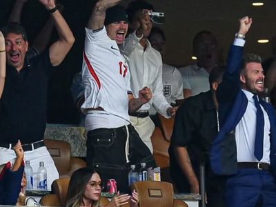 Foto: Beckham & Anak Rayakan Lolosnya Inggris, Ekspresi Victoria Jadi Sorotan