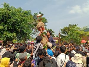 Meriah! Grebeg Sura Baturraden, Gunungan 5 Meter Ludes Diserbu Warga