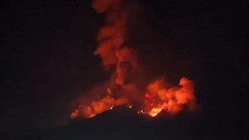 Gunung Karangetang Sulut Erupsi, Lontarkan Material Pijar