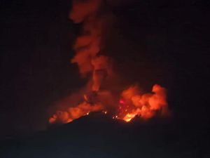 Gunung Karangetang Sulut Erupsi, Lontarkan Material Pijar