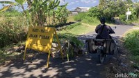 Jalan Berlubang Putus Akses Mobil ke Pantai Klotok Klungkung