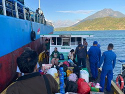 KM Asia Raya Kandas di Pelabuhan Larantuka, 23 Penumpang Dievakuasi