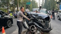 Mobil Isi 7 Penumpang Tabrak Tiang di Dago hingga Ringsek, 2 Orang Kabur
