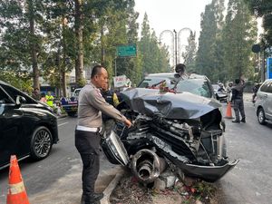 Mobil Isi 7 Penumpang Tabrak Tiang di Dago hingga Ringsek, 2 Orang Kabur