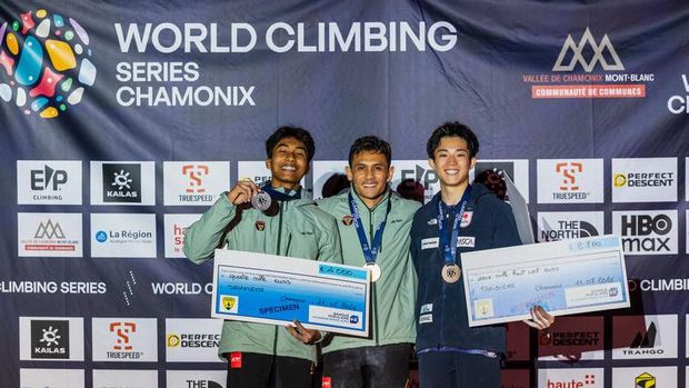 Kejuaraan Dunia Panjat Tebing 2026 Veddriq Leonardo (tengah) meraih medlai emas dalam seri Kejuaraan Dunia Panjat Tebing 2026 di Prancis, Sabtu (11/7).