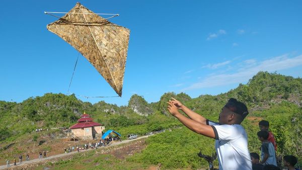 Layang-layang Kaghati Kolope Terbang di Langit Muna