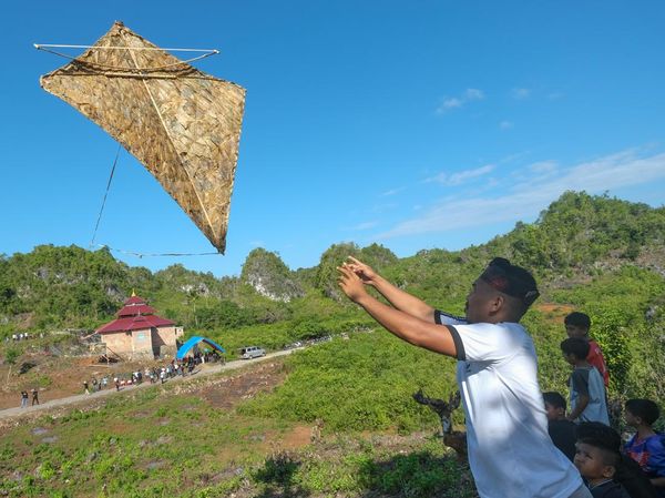 Layang-layang Kaghati Kolope Terbang di Langit Muna