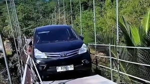 Viral Aksi Bahaya Mobil Lintasi Jembatan Gantung Cikadu Cianjur