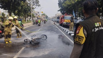 Motor Terbakar di Pasar Minggu Jaksel, Pengemudi Luka-luka