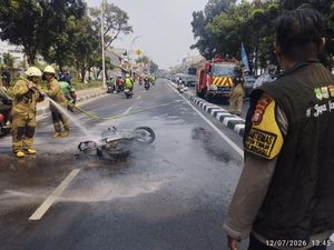 Motor Terbakar di Pasar Minggu Jaksel, Pengemudi Luka-luka