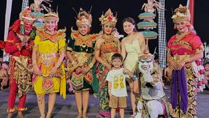 Nathalie Holscher Lunasi Utang ke Adzam Nonton Langsung Tari Kecak di Bali