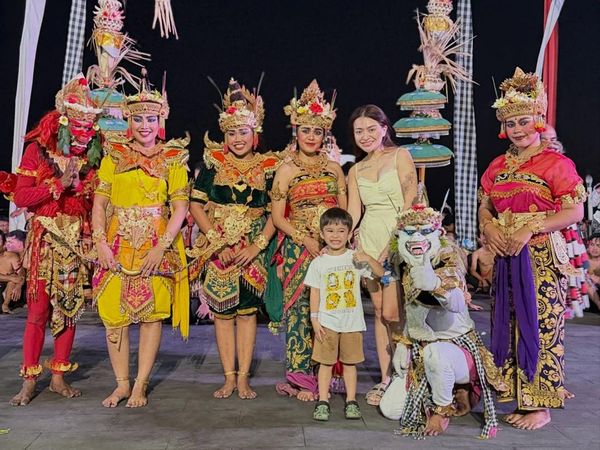 Nathalie Holscher Lunasi Utang ke Adzam Nonton Langsung Tari Kecak di Bali
