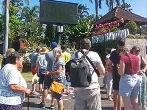 Puluhan Turis Asing Ikut Nobar Argentina Vs Swiss di Klungkung