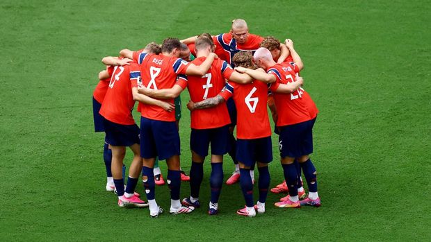 Soccer Football - FIFA World Cup 2026 - Quarter Final - Norway v England - Miami Stadium, Miami Gardens, Florida, U.S. - July 11, 2026 Norway players form a huddle on the pitch before the match REUTERS/Marco Bello