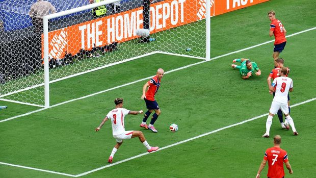 Soccer Football - FIFA World Cup 2026 - Quarter Final - Norway v England - Miami Stadium, Miami Gardens, Florida, U.S. - July 11, 2026 England's Nico O'Reilly prepares to shoot at goal REUTERS/Marco Bello