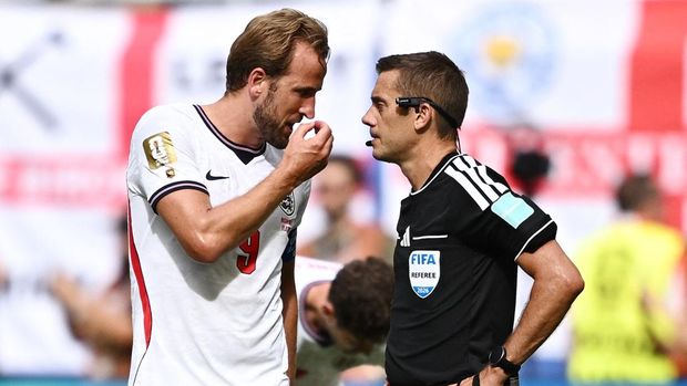 Soccer Football - FIFA World Cup 2026 - Quarter Final - Norway v England - Miami Stadium, Miami Gardens, Florida, U.S. - July 11, 2026 England's Harry Kane remonstrates with referee Clement Turpin after Norway's Andreas Schjelderup scores their first goal REUTERS/Dylan Martinez